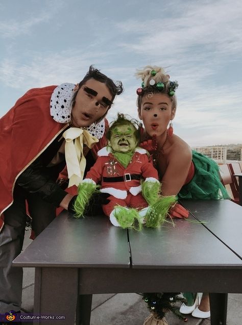 The Grinch - Whoville - 2019 Halloween Costume Contest Halloween Dinner Party Ideas, Christmas Party Costumes, Matching Family Halloween Costumes, Grinch Halloween, Paw Patrol Costume, Halloween Family Costumes, Baby Grinch, Green Fur, Green Wig