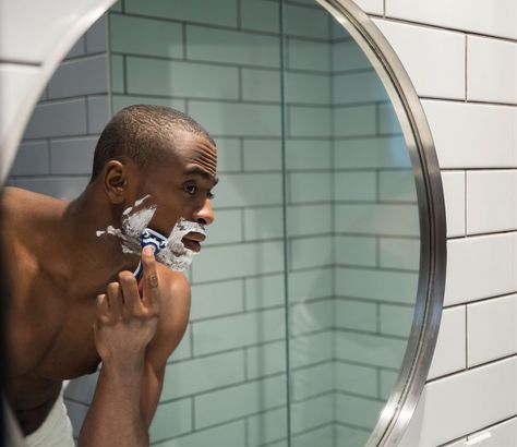 Man Shaving, Best Skincare For Men, Hair Remove, Shaving Products, Dry Skin Remedies, Shaving Mirror, Razor Bumps, Simple Skincare Routine, Cracked Lips