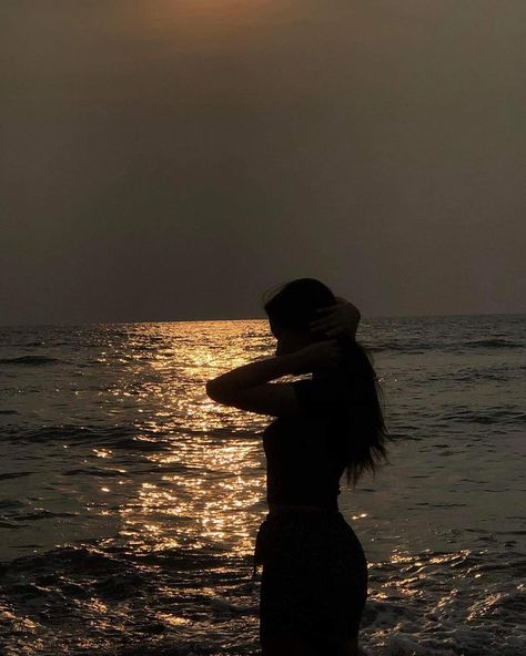 Beach Silhouette Photography, Girl Silhouette Aesthetic, Silhouette Photography Aesthetic, Silhouette Aesthetic, Beach Silhouette, Silhouette Photography, Pisces Woman, Ocean Pictures, Sunset Sea