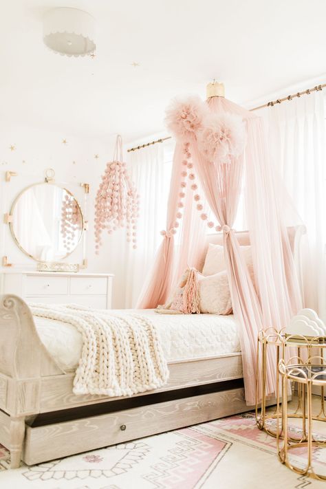 Juliette's Champagne and Gold Bedroom Reveal - The Leslie Style Big Girl Bedrooms, Daughter Bedroom, Gold Bedroom, Princess Room, Daughters Room, Bedroom Refresh, Big Girl Rooms, Decoration Inspiration, Decoration Design