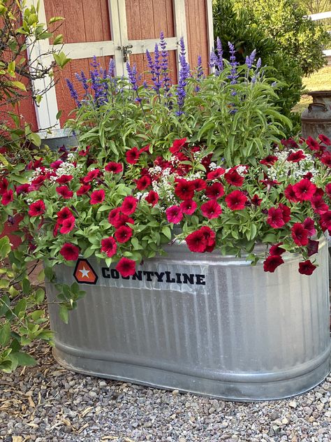 Patriotic Planters, Stock Tank Flower Planter, Front Yard Planters, Outdoor Yard Ideas, Country Garden Decor, Patio Flowers, Porch Flowers, Garden Flower Beds, Garden Decor Projects