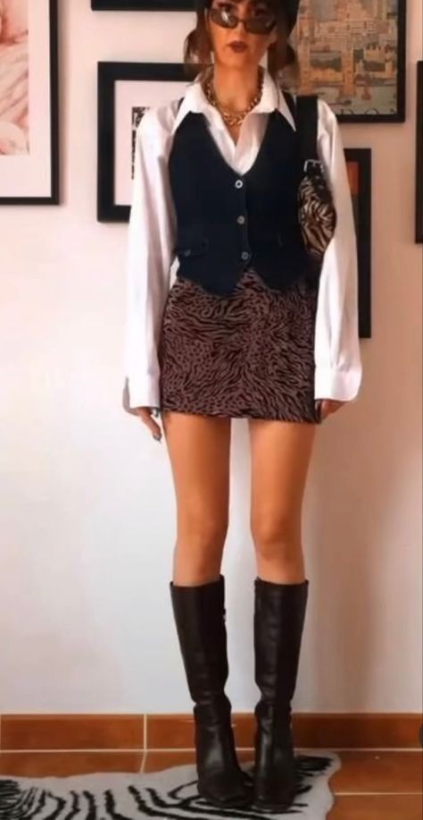 Ruffle Trim Socks Outfit, Collar Tank Top Outfit, 70s Narco Fashion, Styling Boots In Summer, Doc Marten Audrick Outfit, 90s Hipster Fashion, Vintage Fall Looks, Artsy Date Outfit, Indie Rock Outfits Aesthetic