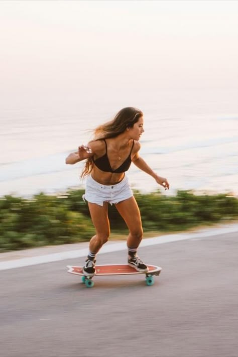 Surfergirl Style, Skater Chick, Skateboarding Aesthetic, Skateboard Aesthetic, Penny Skateboard, Skateboard Photography, Surf Vibes, Skate Girl, Skateboard Girl