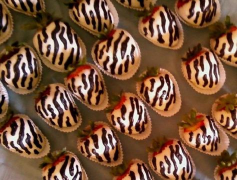 Zebra striped strawberries for safari party Tarzan Party, Berry Ideas, Sweets Design, Pretty Desserts, Covered Strawberry, Jungle Safari Party, Sweets Table, Pretty Dessert, Fruit Box