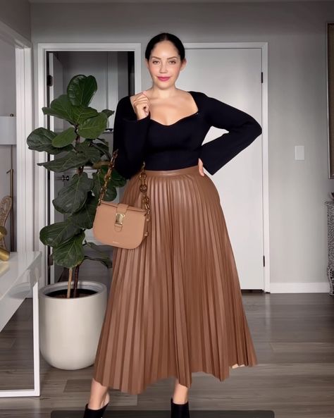 How To Style Pleated Skirt, Tanesha Awasthi, Cozy Wardrobe, Accordion Skirt, Diy Fashion Scarf, Look Plus Size, One Friend, Twin Beds, Winter Fashion Outfits Casual