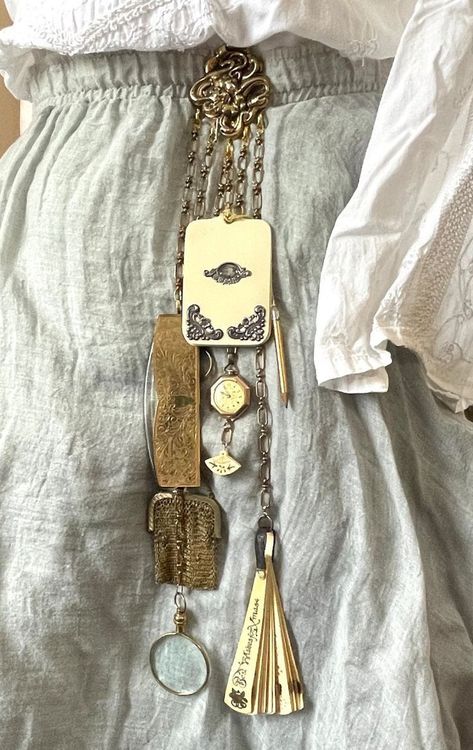 Diy Ren Faire Accessories, 1890s Accessories, Ren Faire Diy, Victorian Chatelaine, Antique Things, Smelling Salts, Antique Accessories, Look Boho Chic, Fair Outfits