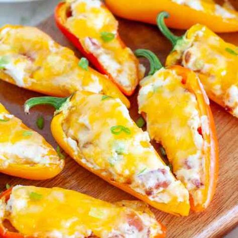 Classic Spinach Dip Recipe, Cream Cheese Stuffed Peppers, Sweet Pepper Recipes, Mini Peppers, Spinach Dip Recipe, Chipped Beef, Cheese Stuffed Peppers, Stuffed Mini Peppers, Homemade Seasonings