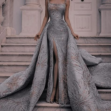 𝑽𝑨𝑵𝑶𝑹𝑨 𝑨. 𝑫𝒀𝑫𝑰𝑺 Spider Prom Dress, Princess Ball Gowns Fantasy Fairytale, Fantasy Ballgown, Ethereal Dress, Makijaż Smokey Eye, Fantasy Gowns, Pretty Prom Dresses, Fairytale Dress, Gala Dresses