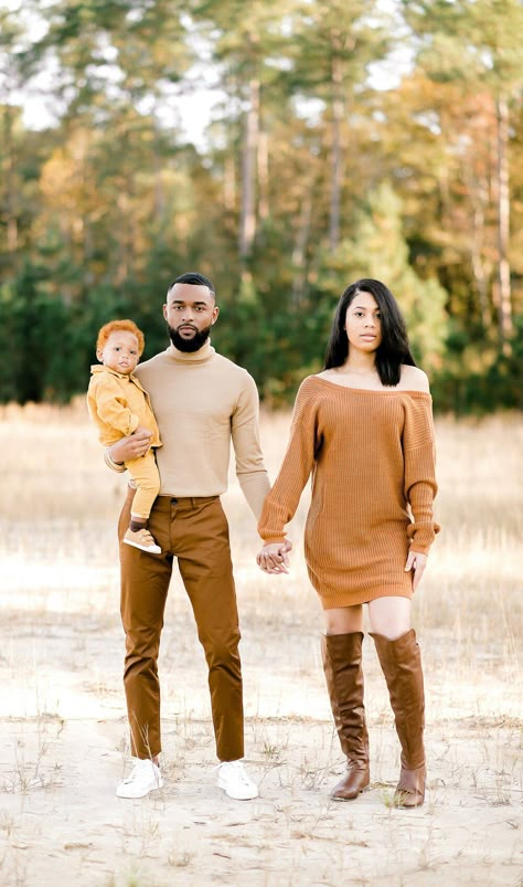 Fall Picture Outfits, Fall Family Outfits, Family Portrait Outfits, Family Photoshoot Poses, Fall Family Portraits, Family Photoshoots, Family Portrait Poses, Fall Family Photo Outfits, Family Photoshoot Outfits