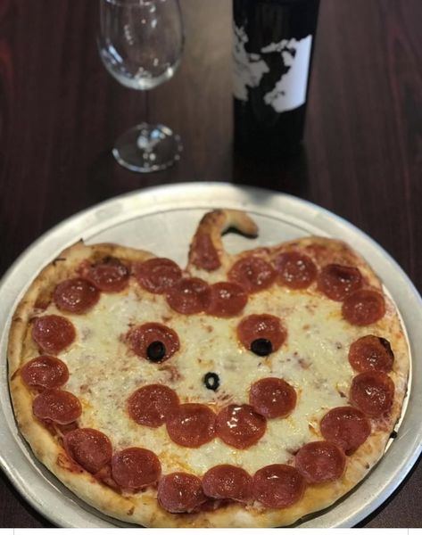 Halloween Shaped Pizza, Spooky Season Food, Halloween Picnic Aesthetic, Savoury Halloween Party Food, Halloween Pizza Shapes, Pizza Shape Ideas, Cute Pizzas, Pumpkin Shaped Pizza, Animal Pizza