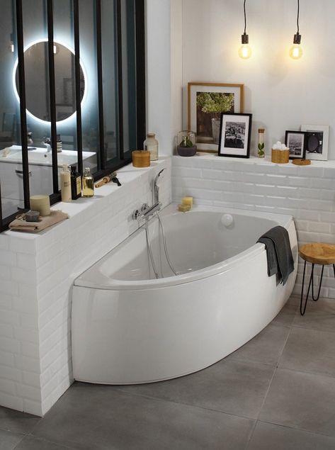 salle de bain, baignoire ovale, carrelage blanc, décoration moderne, éclairage suspendu, miroir rond, cadre lumineux, mur de caractéristique, carreaux de métro, meubles minimalistes, accessoires en bois, plante verte, photos encadrées, style épuré, tons neutres, palettes monochromes, touches de noir, robinetterie chrome, baignoire autonome, ambiance zen, utilisation de verre, désordre organisé, fenêtre verticale, texture élégante, ambiance accueillante, touche industrielle, sol en béton gris, détails élégants, confort visuel, simplicité sophistiquée. Grab Bars In Bathroom, Tub Ideas, Pinterest Room Decor, Small Space Solutions, Apartment Decor Inspiration, Bathroom Renos, Bathroom Styling, Corner Bathtub, Bathroom Inspiration