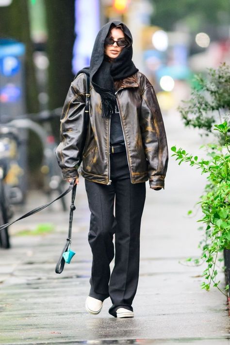 Emrata Street Style, Worst Outfits, Emily Ratajkowski Style, Celebrities Leather Jacket, Models Off Duty Style, Casual Outfit Inspiration, Leather Jacket Outfits, Jacket Outfit, Emily Ratajkowski