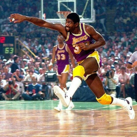 The greatest point guard of all time Magic Johnson doing his thing against the Celtics in Boston. Showtime Lakers, 80s Basketball, Rajon Rondo, Time Magic, Best Nba Players, John Stockton, Nba History, Basketball History, School Basketball