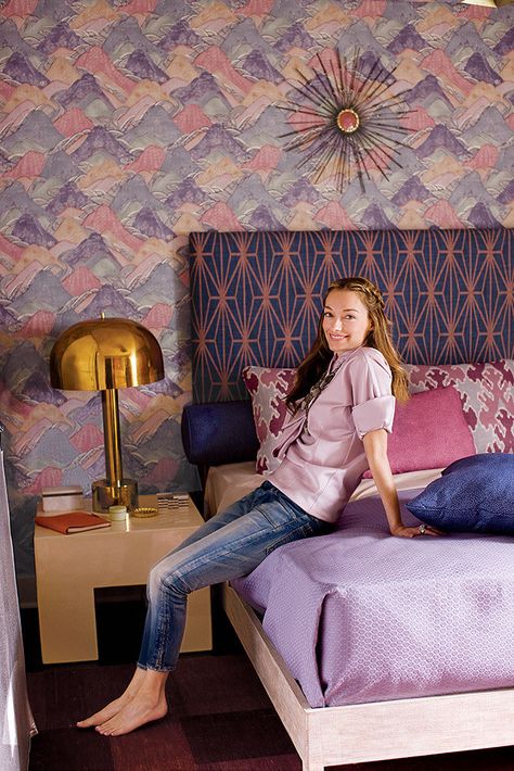 Kelly Wearstler’s Nanny Apartment makeover (DRV: art, p.152,156-159) #SOdomino #room #interiordesign #wall #furniture #bedroom #couch #wallpaper #pink #leg #purple Kelly Wearstler Bedroom, Kelly Wearstler Interiors, Purple Bedroom, Apartment Makeover, Vintage Interior Design, Modern Masters, Kelly Wearstler, Dresser Decor, Vintage Interior