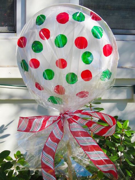 27 Christmas Hacks that will make your life easier during the holidays on iheartanptime.com Christmas Decorating Hacks, Christmas Lollipops, Holiday Diy Projects, Christmas Hacks, Diy Christmas Decorations, Diy Outdoor Decor, Christmas Decorations Diy Outdoor, Christmas Parade, 12 December