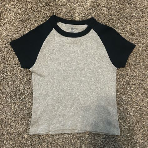 Brand New Condition. Never Worn. Gray And Navy Blue Baby Tee. Stretchy Material. Cropped. Brandy Melville Png Clothes, Baby Tees Outfit, Cute Baby Tees, Brandy Melville Clothes, Tops Brandy Melville, Preppy Things, Png Clothes, Brandy Melville Top, Wishlist 2024