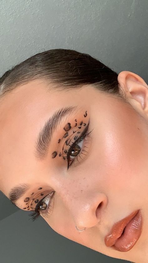 Makeup Cheetah, Cheetah Makeup, Teknik Makeup, Leopard Halloween, Leopard Makeup, Animal Makeup, Makijaż Smokey Eye, Creative Makeup Looks, Makeup Videos