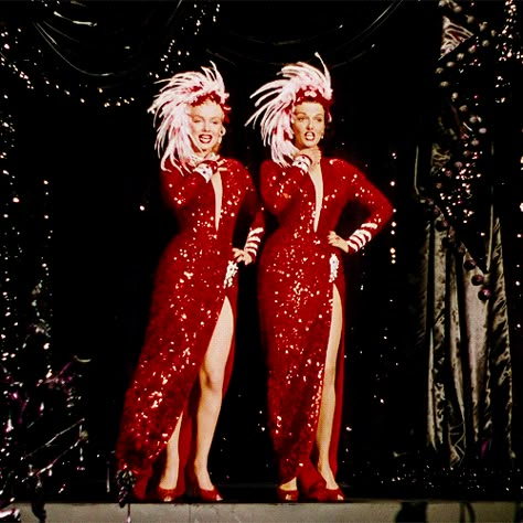 Marilyn Monroe and Jane Russell in Gentlemen Prefer Blondes | 23 Classic Hollywood GIFs That Are Better Than A Time Machine Men Prefer Blondes, Gentleman Prefer Blondes, Marilyn Monroe And Jane Russell, Marilyn Monroe Gif, Marilyn Monroe Fotos, Stars D'hollywood, Harold Lloyd, Jane Russell, Gentlemen Prefer Blondes