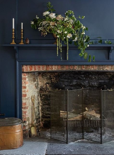 Navy paint and exposed brick -- beautiful. 10 Historic Homes for Modern Creative Families Interior Art Deco, Best Blue Paint Colors, Vibeke Design, Small Fireplace, Casa Vintage, Blue Paint Colors, Dark Walls, Dark Interiors, Style Deco