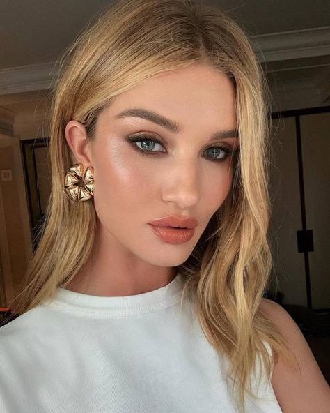 Winter Lipstick, Bronze Makeup Look, Caudalie Beauty Elixir, Beauty Elixir, Bronze Makeup, Beauty Make-up, Rosie Huntington Whiteley, Jimmy Fallon, Top Beauty Products