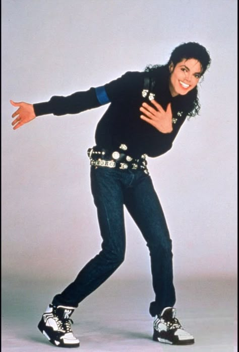 Michael Jackson Outfits, Famous Legends, Michael Jackson Photoshoot, Michael Jackson Hot, Michael Jackson Bad Era, Hee Man, Michael Jackson Funny, Michael Jackson Wallpaper, Michael Jackson Art