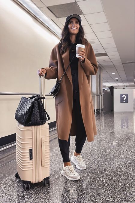 Clothes For Airport Travel Style, Travel Outfit Winter Airport, Milan Travel Outfits, Denver Colorado Outfits Winter, Flying Outfit Travel, Fall Outfit Sneakers, Winter Airport Outfit, Trendy Airport Outfits, Aero Look