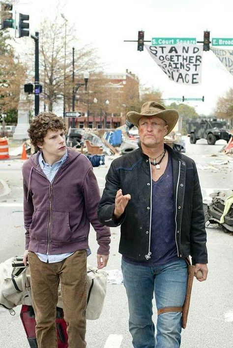 Jessie Eisenberg & Woody Harrelson I Zombieland Jesse Eisenberg Zombieland, Zombieland Costume, Tallahassee Zombieland, Zombieland Movie, Jessie Eisenberg, I Just Wanna Watch Tv, Zombieland 2, 2023 Movies, Anime Zombie