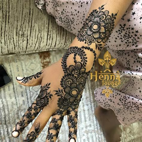 Long Easy Mehendi Designs, Somalia Henna Designs, Red And Black Henna Design, Black Henna Designs Somali, Red And Black Henna, Red Henna On Dark Skin, Henna Designs Black, Somali Henna Designs, Henna Designs Somali