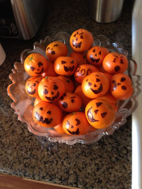 Inteligente usar mandarinas ;) Moldes Halloween, Halloween Baby Shower Theme, Halloween Fest, Easy Halloween Decorations, Healthy Halloween, Halloween Tags, Halloween Snacks, Halloween Food For Party, Halloween Inspiration