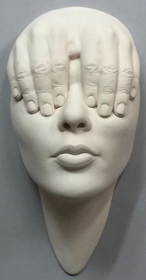 No hay más ciego que el que no quiere ver. Johnson Tsang Johnson Tsang, Porcelain Sculpture, Antique Porcelain Dolls, Ceramic Mask, Lucid Dream, Tanah Liat, Masks Art, Lucid Dreaming, Figurative Sculpture