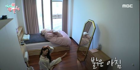 Princess Room, Dorm Life, Dorm Bedroom, Room Desk, Pretty Room, Dreamy Room, Pink Pillows, Japanese Aesthetic, Floor Patterns