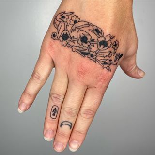 Lu.....c...y (@lucymaull) • Instagram photos and videos Folk Tattoos, Flower Hand Tattoo, Female Drawing, Hand Flowers, Old Tattoos, Hand Tattoo, Tgif, Black Tattoos, Traditional Tattoo