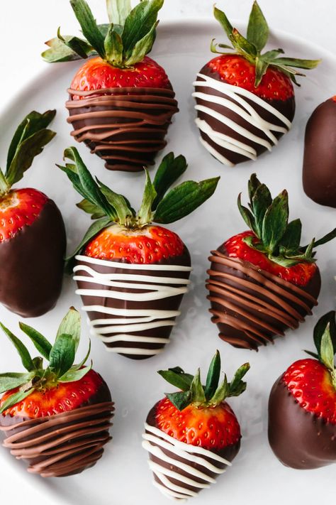 Make the perfect batch of chocolate covered strawberries (with tips!) for a delcious Valentine's Day dessert. Chocolate Covered Strawberries Recipe, Dipped Strawberries Recipe, Chocolate Covered Strawberry Recipe, Chocolate Pairings, Make Ahead Desserts, Strawberry Topping, Chocolate Dipped Strawberries, Elegant Desserts, Dessert Dips