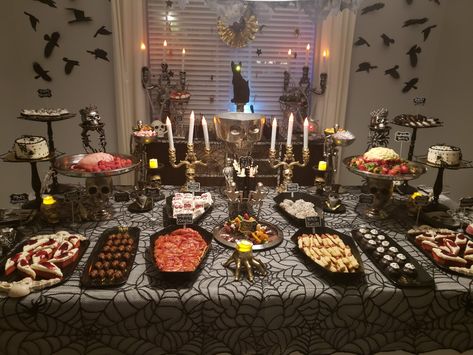 Table Decoration For Halloween Party, Dessert Table Halloween, Dessert Table Ideas Halloween, Halloween Displays Table, Halloween Party Food Table Display, Halloween Sweet Table Ideas, Halloween Prom Decorations, 21 Halloween Party, Halloween Party Candy Table