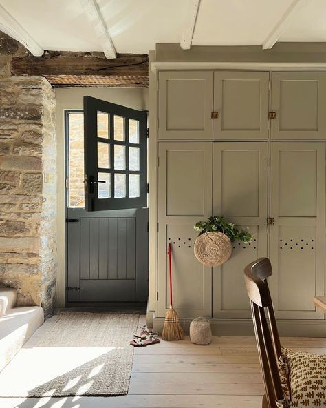 English Countryside House Exterior, Old English Interior Design, English Farmhouse, English Cottages, European Farmhouse, Casa Country, Mudroom Design, Blue Cottage, Cottage Interior