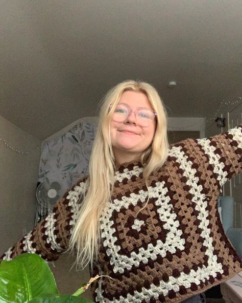 Sweater Sleeves Crochet, Crochet Sweater Trendy, Big Granny Square Sweater, Fall Crochet Ideas Clothes, Winter Crochet Clothes, Crochet Granny Square Jumper, Crochet Granny Sweater, Granny Stitch Sweater, Granny Square Clothes