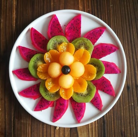 Food Art Lunch, Fruit Tray Designs, Cursed Cakes, Fruit Presentation, Fruit Board, Food Garnish, Fruit Garnish, Fruits Design, Food Combos