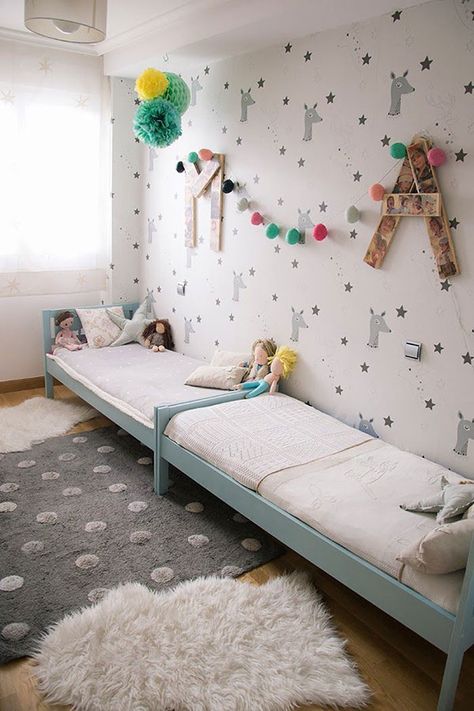 RoomRoomBebé: una habitación compartida para dos. Kids Rooms Shared, Shared Kids Room, Two Twin Beds, Shared Bedroom, Small Bedroom Designs, Twin Beds, Kids Room Inspiration, Shared Room, Shared Bedrooms