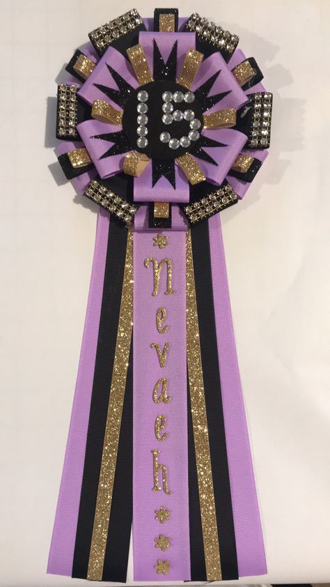 Birthday Corsage, Birthday Pins Ribbon Diy, Birthday Pins Ribbon Ideas, Diy Birthday Ribbon Pin, Diy Birthday Sash, Diy Birthday Ribbon, Diy Birthday Pin, Badges Diy, 16th Birthday Decorations