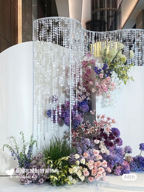 Crystal Backdrop, Backyard Wedding Decorations, Wedding Dresses Sweetheart Neckline, Flower Arrangement Designs, Wedding Backdrop Design, Beautiful Wedding Decorations, Wedding Backdrop Decorations, Event Backdrop, Modern Flower Arrangements