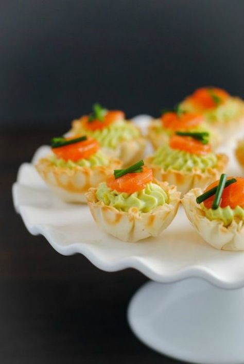 Smoked Salmon & Avocado Mousse Phyllo Cups from foxeslovelemons.com on foodiecrush.com Fingerfood Recipes, New Years Eve Snacks, Christmas Canapes, Smoked Salmon Appetizer, Avocado Dessert, Phyllo Cups, Avocado Mousse, Fingerfood Party, Crowd Pleasing Appetizers