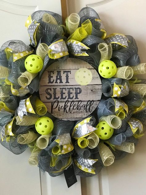 Pickleball Christmas Wreath, Pickle Ball Gift Ideas, Pickleball Wreaths, Pickleball Wreath, Pickleball Party Ideas, Pickleball Decorations, Pickleball Crafts, Peter Vey, Pickleball Gift Ideas