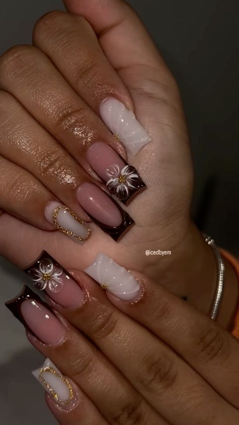 White Graphic Nails, Baddie Nails Birthday, Nails For A Black Dress Classy, Date Night Nails Ideas, Ahs Style Nails, Red Green And Gold Nails, New Year Acrylic Nails, Gold And Emerald Nails, Fancy Nails Designs Classy