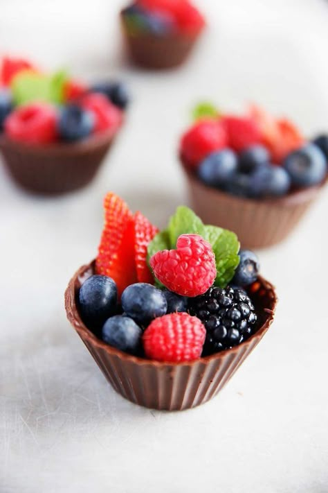 Skip To Recipe These Chocolate Dessert Cups make for the perfect no bake Spring and Summer treat to impress with! … Chocolate Dessert Cups, Chocolate Bowls, Homemade Popcorn, God Mat, Chocolate Cups, Chocolate Dessert, Desserts To Make, Paleo Dessert, Dessert Cups