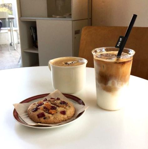 Cookies Aesthetic, Cups Of Coffee, Coffee Aesthetic, Think Food, But First Coffee, Coffee Cafe, Puddings, Cafe Food, Coffee Recipes