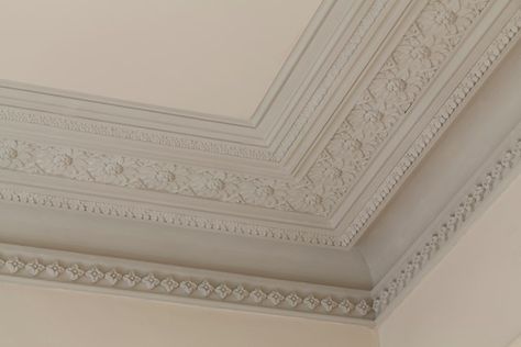 Notting Hill House, Central Building, House Ceiling Design, Victorian Tiles, Kensington Gardens, Grand Homes, Wall Molding, False Ceiling Design, Large Chandeliers