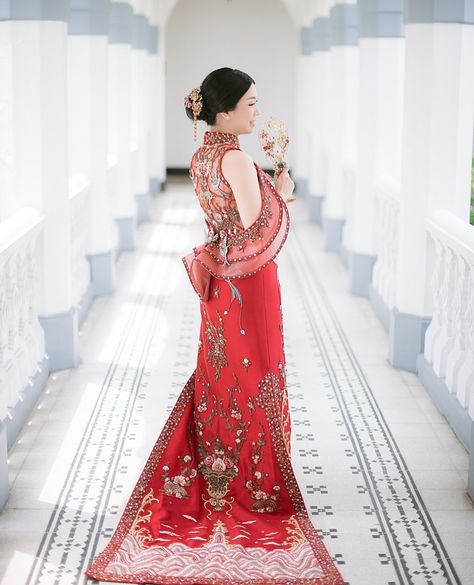 Lily Sasongko Couture & Bridal (@lilysasongkodesigner) • Instagram photos and videos Sangjit Dress, Cheongsam Gown, Red Chinoiserie, Hand Painted Dress, Fancy Gowns, Qipao Cheongsam, Couture Bridal, Outfit Design, Fancy Dress Design