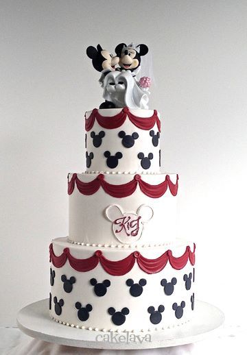 Just Married, Mickey and Minnie Mouse toppers - cakelava Mickey Wedding, Mickey Mouse Wedding, Mickey And Minnie Cake, Disney Wedding Cake, Bolo Minnie, Disney Inspired Wedding, Tema Disney, Disney Wedding Theme, Minnie Cake