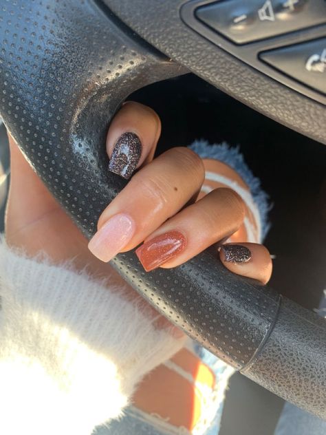 Fall Nails Anc, Cute Short Acrylic Nails Fall Colors, Cute Short Autumn Nails, Fall Nail Colors Halloween, Cute Nails Fall Colors, Milky White Nails For Fall, Short Nail Powder Dip, Cute Short Dip Nails Designs, Fall Time Nails Acrylic