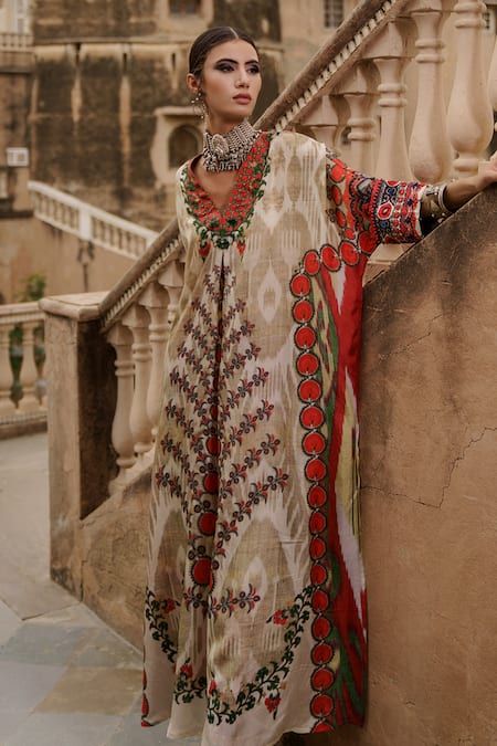 Rajdeep Ranawat, Kaftan Tunic, Angrakha Style, Kaftan Designs, Tunics Online, Mode Hippie, Beige Silk, Silk Kurta, Silk Kaftan